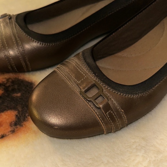 Clarks Brown and Black Flats Loafers with Decorative Buckle - Picture 3 of 8